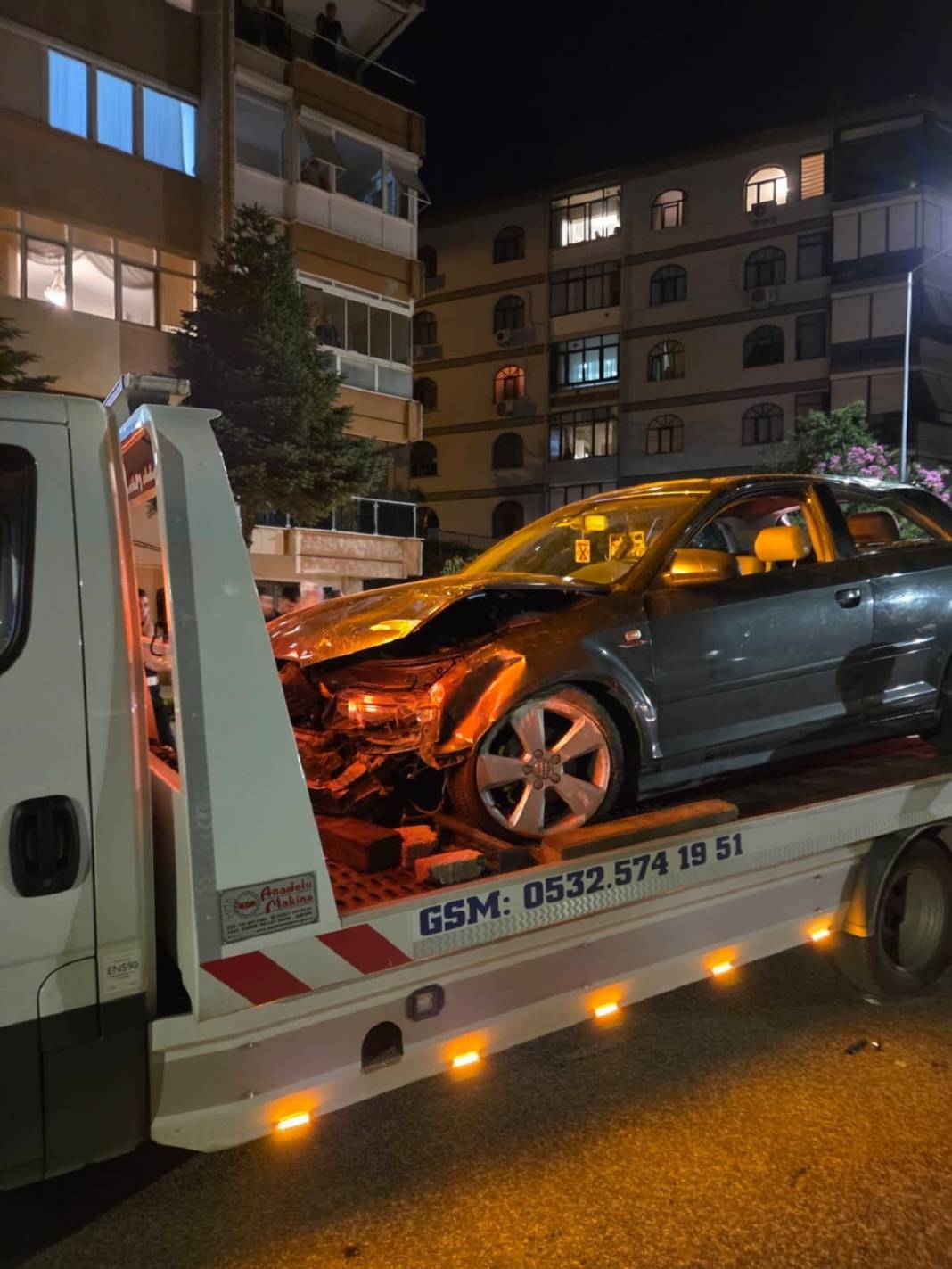 İnanılır gibi değil! Otomobil 15 metrelik apartman boşluğuna düştü 1